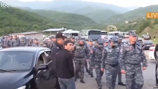 Ermənistanda polis sərhədin delimitasiyasına etiraz edənləri saxladı - VİDEO